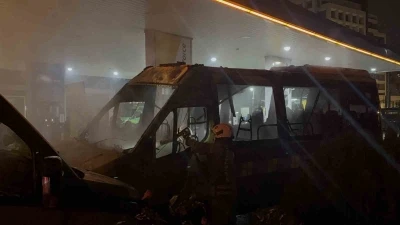 Kağıthane&rsquo;de benzin istasyonunda 2 minib&uuml;s alev aldı
