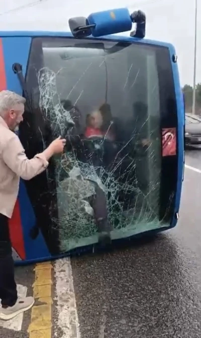 Kağıthane&rsquo;de devrilen cezaevi nakil aracından yaralıların kurtarılma anları g&ouml;r&uuml;nt&uuml;lendi
