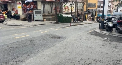 Kağıthane&rsquo;de feci kaza kamerada: Motosikletin &ccedil;arptığı berber hayatını kaybetti
