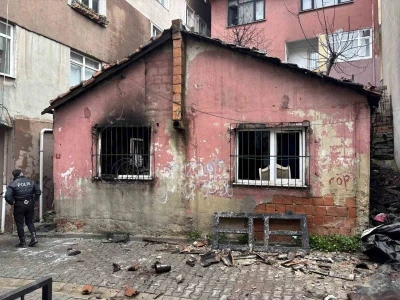 Kağıthane&rsquo;de gecekondu alevlere teslim oldu: 1 &ouml;l&uuml;
