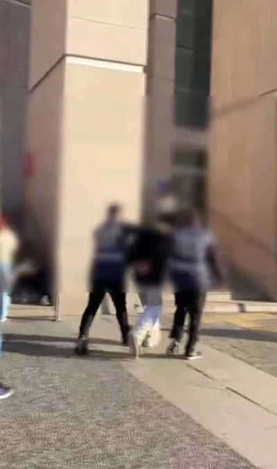 Kağıthane’de gürültü tartışmasında 1 kişiyi öldürüp 2 kişiyi yaralayan 19 yaşındaki şüpheli tutuklandı
