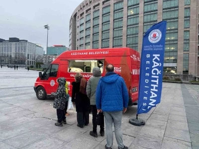 Kağıthane&rsquo;de iftara yetişemeyenlere sıcak &ccedil;orba ikramı
