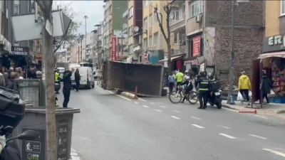 Kağıthane&rsquo;de kamyon yan yattı
