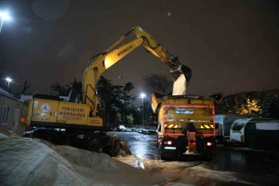 Kağıthane&rsquo;de karla m&uuml;cadele &ccedil;alışmaları aralıksız s&uuml;r&uuml;yor
