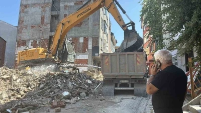 Kağıthane&rsquo;de kontrols&uuml;z yıkım: Molozlar &ccedil;evredeki binalara hasar verdi
