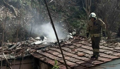 Kağıthane&rsquo;de korkutan gecekondu yangını, evi yanan kadını mahalleli teselli etti
