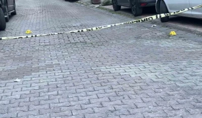 Kağıthane&rsquo;de polis kendine saldıran gen&ccedil;ler ka&ccedil;ınca havaya uyarı ateşi a&ccedil;tı

