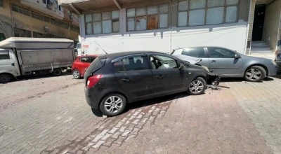 Kağıthane&rsquo;de yokuştan kayan ara&ccedil; kaza yaptı: 4 ara&ccedil;ta maddi hasar oluştu
