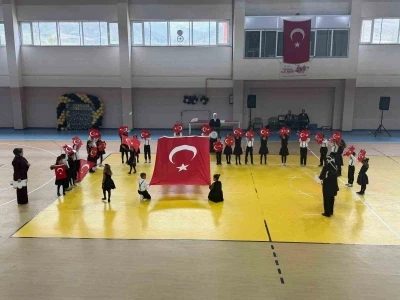 Kağızman&rsquo;da okuma bayramı coşkusu: Minik &ouml;ğrencilerden muhteşem g&ouml;steri
