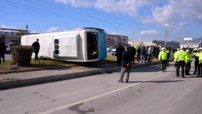 Kahramanmaraş'ta 3 ara&ccedil;lı kaza! Halk otob&uuml;s&uuml; devrildi: 17 yaralı