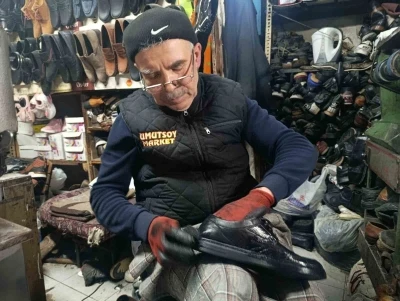 Kahramanmaraş&rsquo;ta 38 yıllık usta eski ayakkabılara yeniden hayat veriyor
