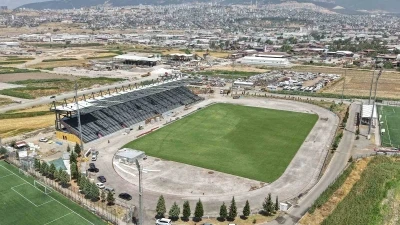 Kahramanmaraş’ta 4 bin kişilik futbol sahası hızla yapılıyor
