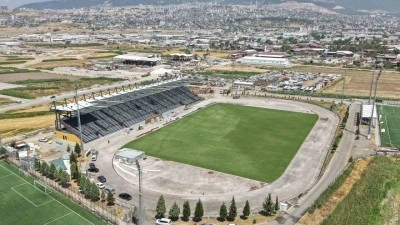 Kahramanmaraş’ta 4 bin kişilik futbol sahası hızla yapılıyor