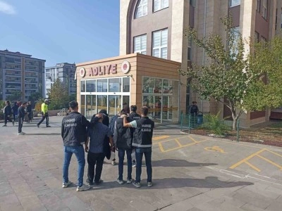 Kahramanmaraş’ta aranan 2 hükümlü yakalanıp cezaevine gönderildi