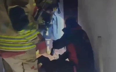Kahramanmaraş&rsquo;ta &ccedil;ıkan yangında evde mahsur kalan vatandaşı itfaiye kurtardı
