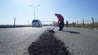 Kahramanmaraş&rsquo;ta deforme olan yollar sıcak asfaltla tamir ediliyor
