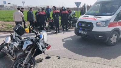 Kahramanmaraş&rsquo;ta ehliyetsiz s&uuml;r&uuml;c&uuml; polislere &ccedil;arptı: 2 polis yaralı
