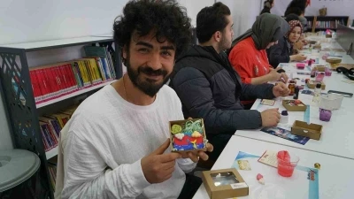 Kahramanmaraş&rsquo;ta gen&ccedil;ler Pusula Maraş&rsquo;ın at&ouml;lyesinde hem &ouml;ğrendi hem &uuml;retti
