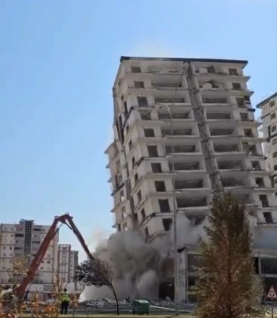 Kahramanmaraş’ta hasarlı bina böyle yıkıldı
