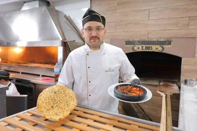 Kahramanmaraş&rsquo;ta iftar sofralarını s&uuml;sleyen lezzet: Eli b&ouml;ğr&uuml;nde
