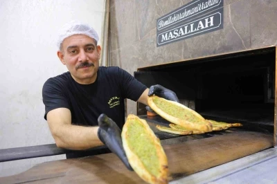 Kahramanmaraş&rsquo;ta iftar sofralarının g&ouml;zdesi: Fıstıklı b&ouml;rek
