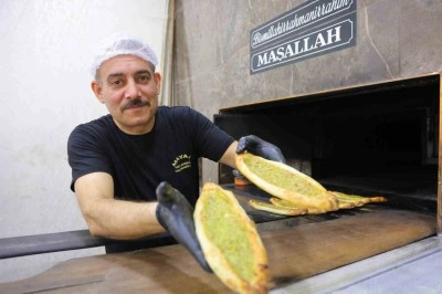 Kahramanmaraş&rsquo;ta iftar sofralarının g&ouml;zdesi: Fıstıklı b&ouml;rek