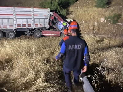 Kahramanmaraş&rsquo;ta kamyon tıra arkadan &ccedil;arptı: 1 yaralı
