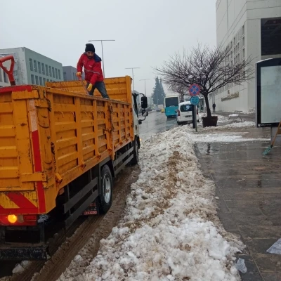 Kahramanmaraş&rsquo;ta karla m&uuml;cadele s&uuml;r&uuml;yor
