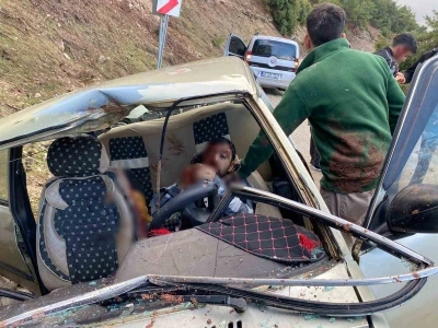 Kahramanmaraş&rsquo;ta kopan kaya par&ccedil;ası otomobile isabet etti: 2&rsquo;si ağır 4 yaralı
