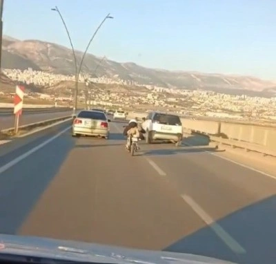 Kahramanmaraş’ta motosikletle tehlikeli sürüş kamerada