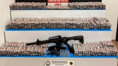 Kahramanmaraş&rsquo;ta narkotik darbesi: On binlerce zehirli hap ve silah ele ge&ccedil;irildi!