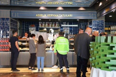 Kahramanmaraş&rsquo;ta Ramazan tatlıları tezgahları s&uuml;sl&uuml;yor