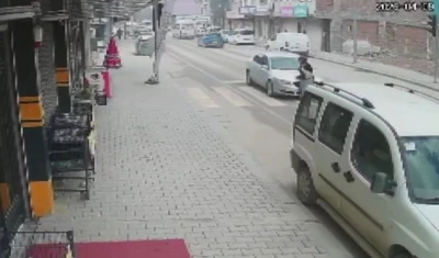 Kahramanmaraş&rsquo;ta trafik kazası g&uuml;venlik kamerasında

