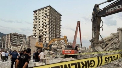 Kahramanmaraş'ta yıkımı yapılan ağır hasarlı bina iş makinesinin üzerine devrildi