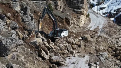 Kahramanmaraş&rsquo;ta yol a&ccedil;ma ve onarım &ccedil;alışmaları s&uuml;r&uuml;yor
