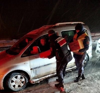 Kahramanmaraş&rsquo;ta yolda mahsur kalan vatandaşlara jandarmadan yardım