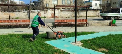 Kahta Belediyesi&rsquo;nden park ve yeşil alanlarda yoğun yaz mesaisi
