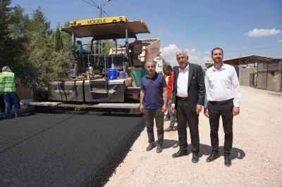Kahta Belediyesi yılın ilk asfalt serimini ger&ccedil;ekleştirdi
