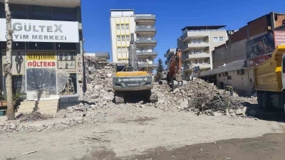 Kahta&rsquo;da yıkım molozları esnafı mağdur ediyor
