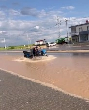 Kahta&rsquo;ya bağlı Narince&rsquo;de yağış sonrası yollar g&ouml;le d&ouml;nd&uuml;