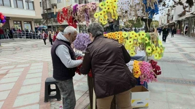 Kakava coşkusu renkli ta&ccedil;lar ile şimdiden sokaklarda
