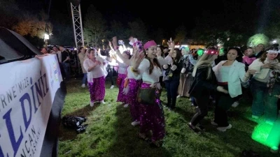 Kakava&rsquo;da şarkıcı Meng&uuml;&ccedil; sahne aldı, Sarayi&ccedil;i&rsquo;nde coşku zirveye ulaştı

