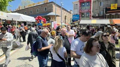Kakava şenlikleri i&ccedil;in gelen turistler ciğercilerde kuyruk oluşturdu
