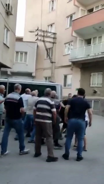 Kalabalığın ortasında tekme tokat dövdüler
