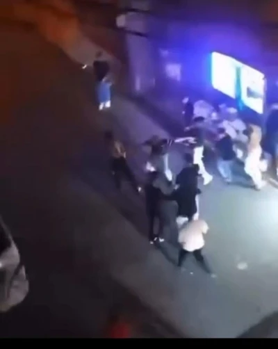 Kalabalık bir grup tarafından darp edilen genç esnafa sığındı
