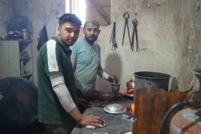 Kalay ustalarının 100 dereceyi bulan sıcaklıklarda zorlu ekmek m&uuml;cadelesi
