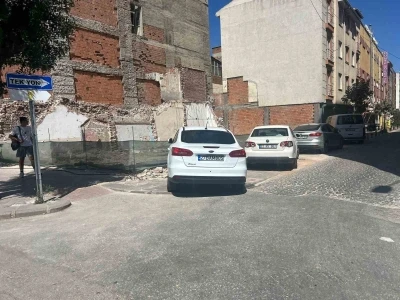 Kaldırım değil adeta park alanı
