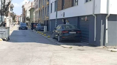 Kaldırım işgalini beton dubalar bile engelleyemiyor
