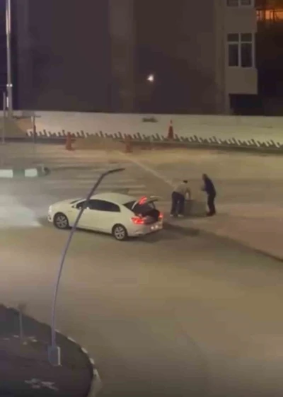 Kaldırım taşı &ccedil;alan 2 zanlı yakalandı
