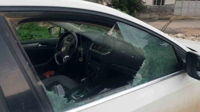 Kaldırım taşıyla camını kırdıkları otomobilden depremzede vatandaşın 100 bin TL&rsquo;sini &ccedil;aldılar
